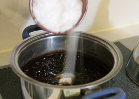 小豆に砂糖を入れる