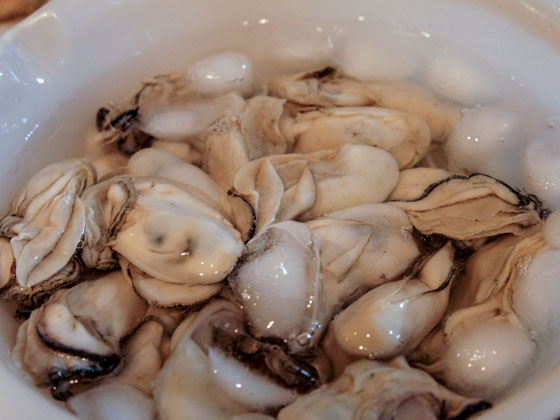 カキフライのレシピ　氷水にさらす