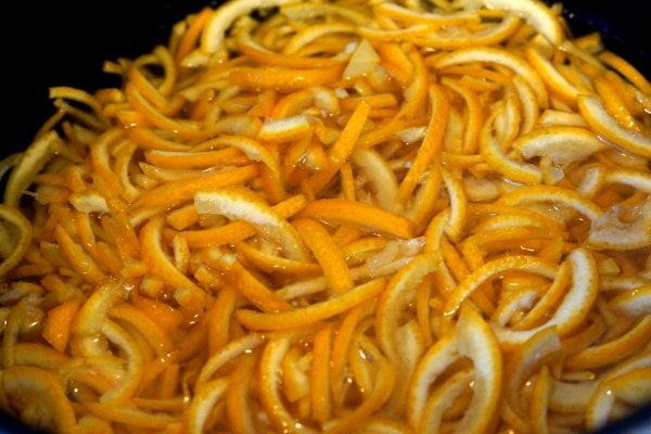 ミカンの皮を茹でる