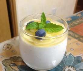 手作り簡単パンナコッタ　パイナップルコンフィチュール添え