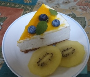 手作りレアチーズケーキ（マンゴーソース）