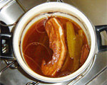 豚の角煮　煮あがった豚バラ肉ブロックをさましている写真